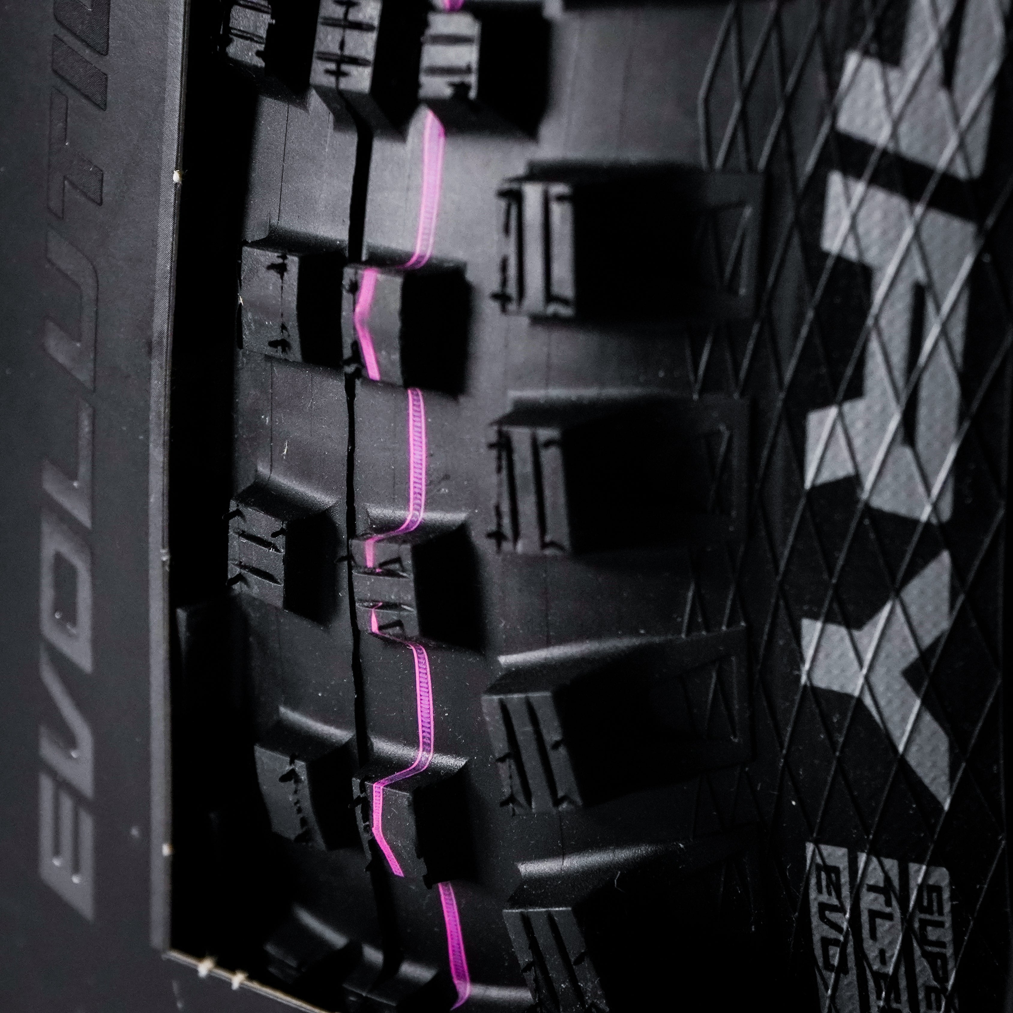 Llanta Schwalbe Magic Mary 29x2.4 Super Gravity Ultra Soft morada